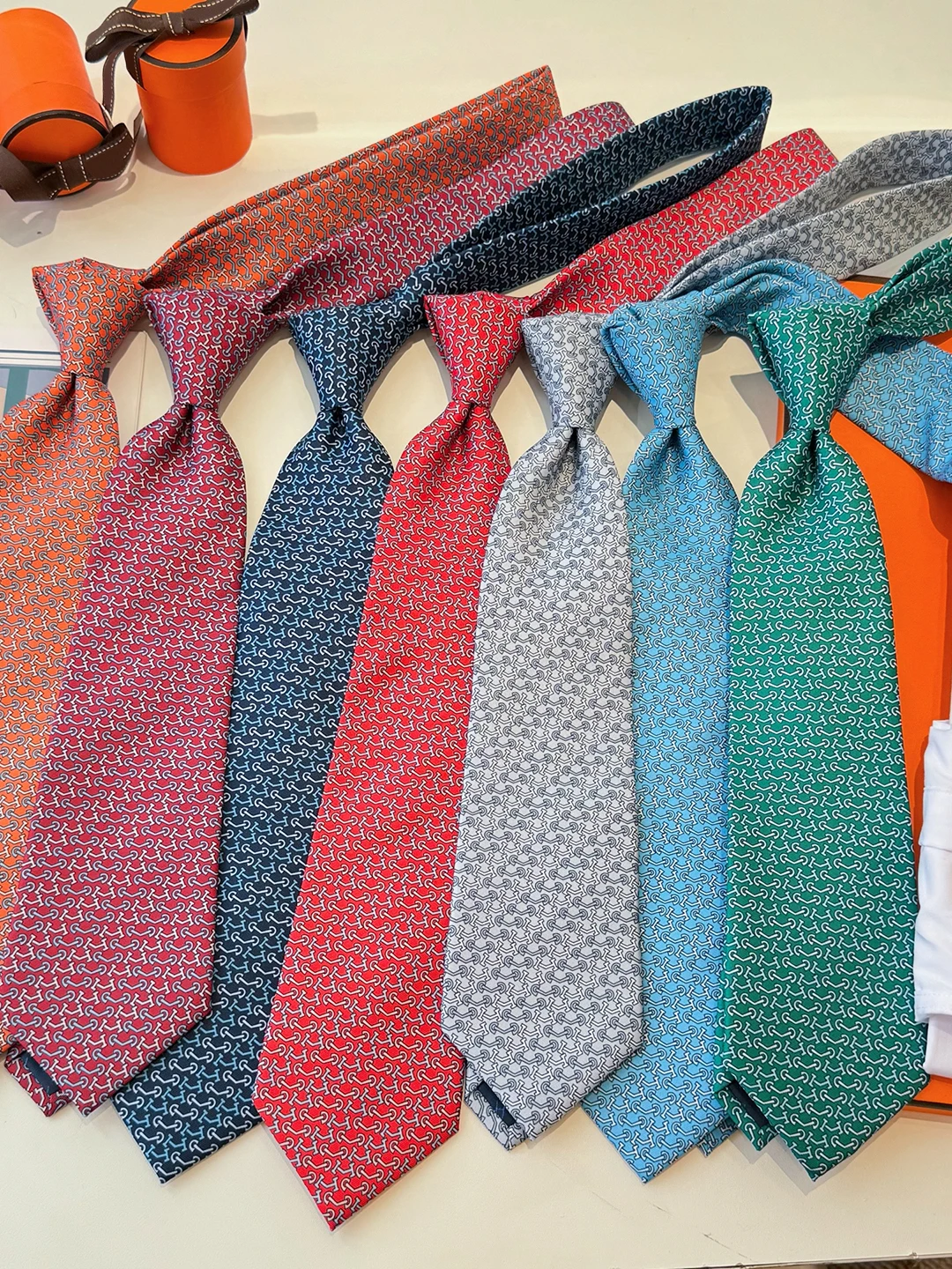handcrafted-silk-men's-tie-arrow-shape-fashionable-business-style-gift-boxed-7cm-width-versatile-elegant-british-style