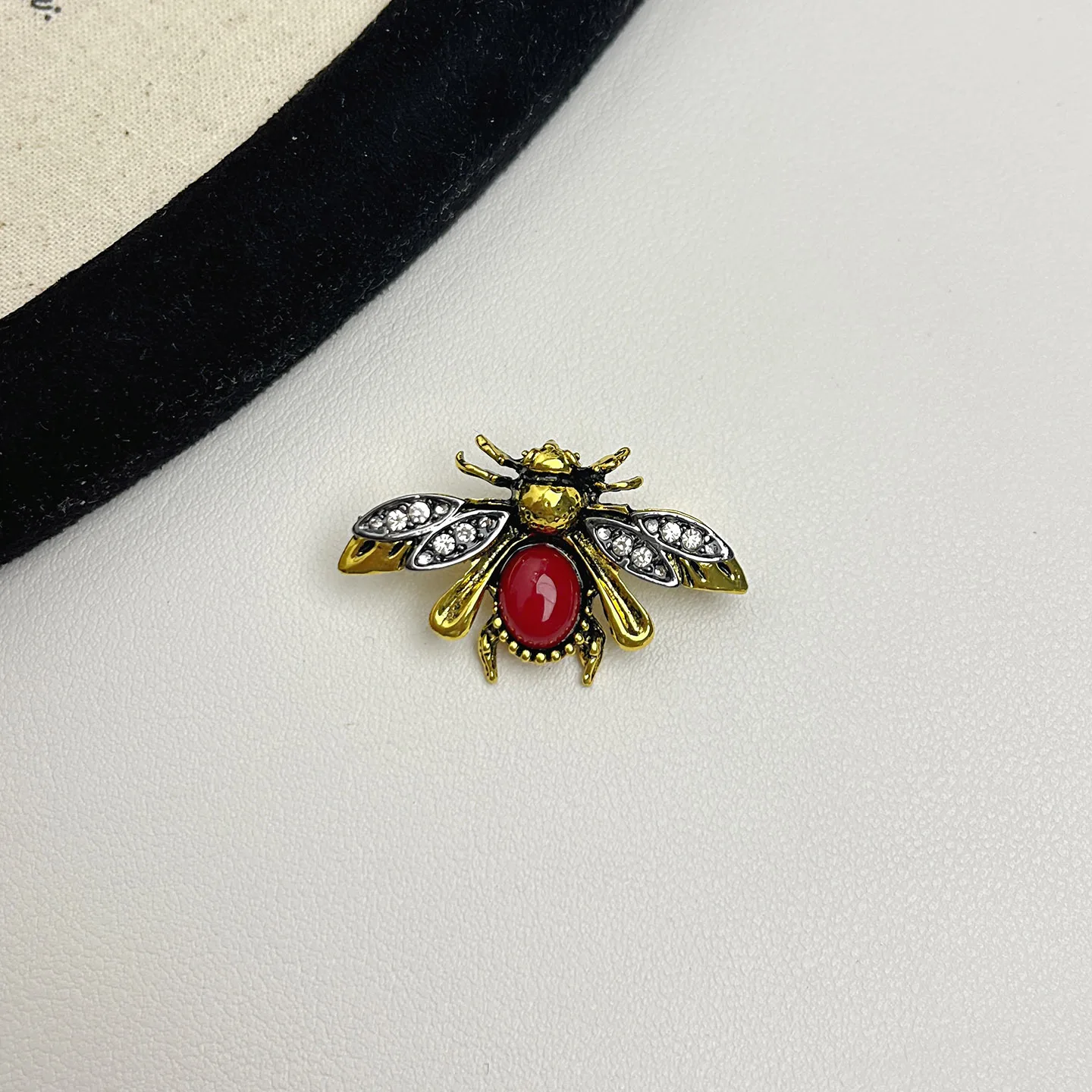 

Брошь Zr Niche Design в ретро-стиле с бриллиантами в форме пчелы и подсолнуха для женщин, легкая роскошь, премиальный вид, подходит для костюмов и пальто