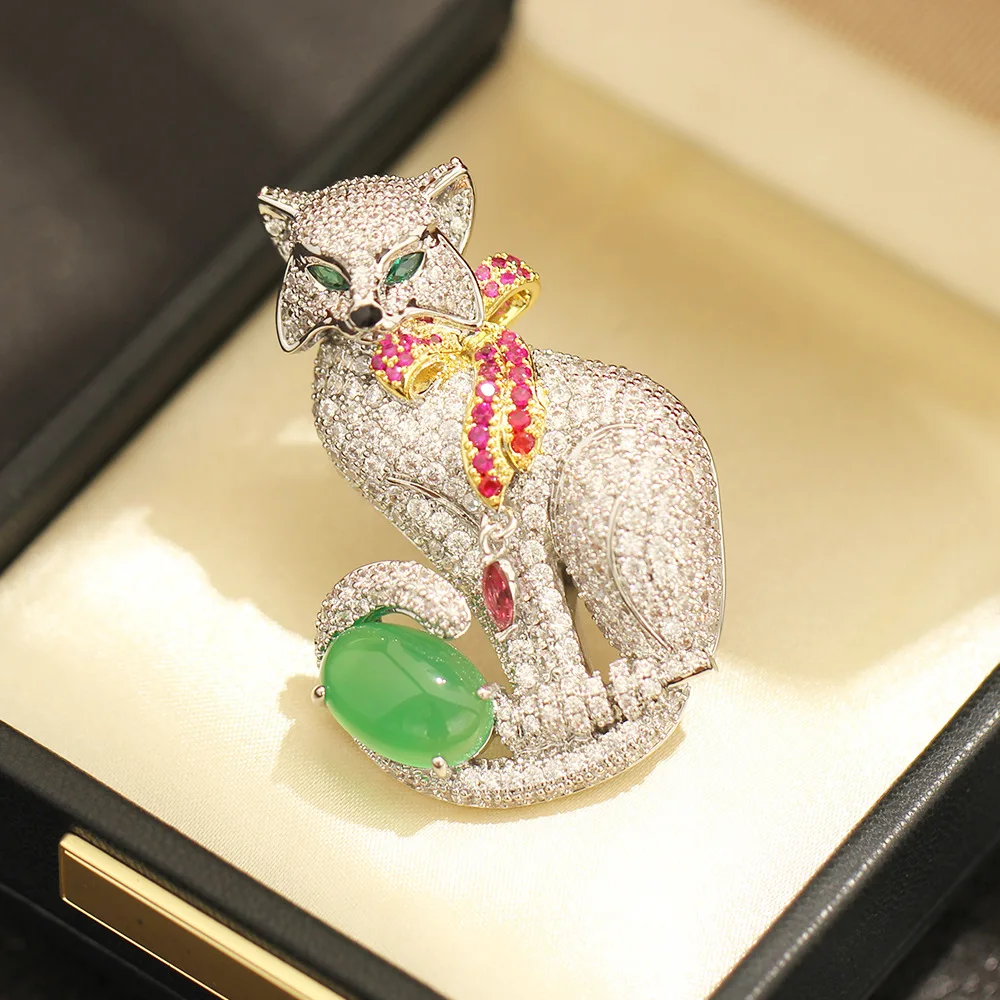 Luxury Micro-inlaid Zircon Niche Design Enchanting Fox Shaped Brooches for Women and Men Coat Accessory Pin Animal Jewelry