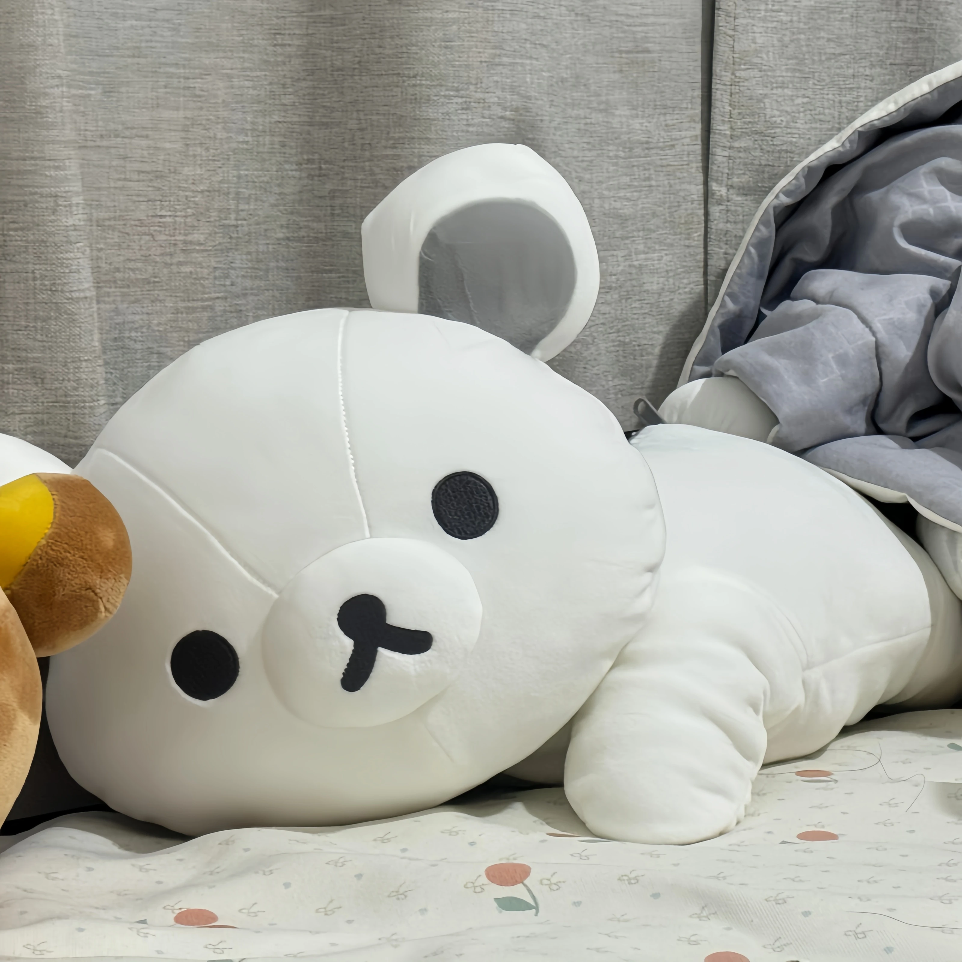 Weiße Rilakkuma-Plüschtiere, Kuschelkissen, bezaubernder weiß-schwarzer Teddybär, Plüschpuppe, exquisiter Begleiterbär.