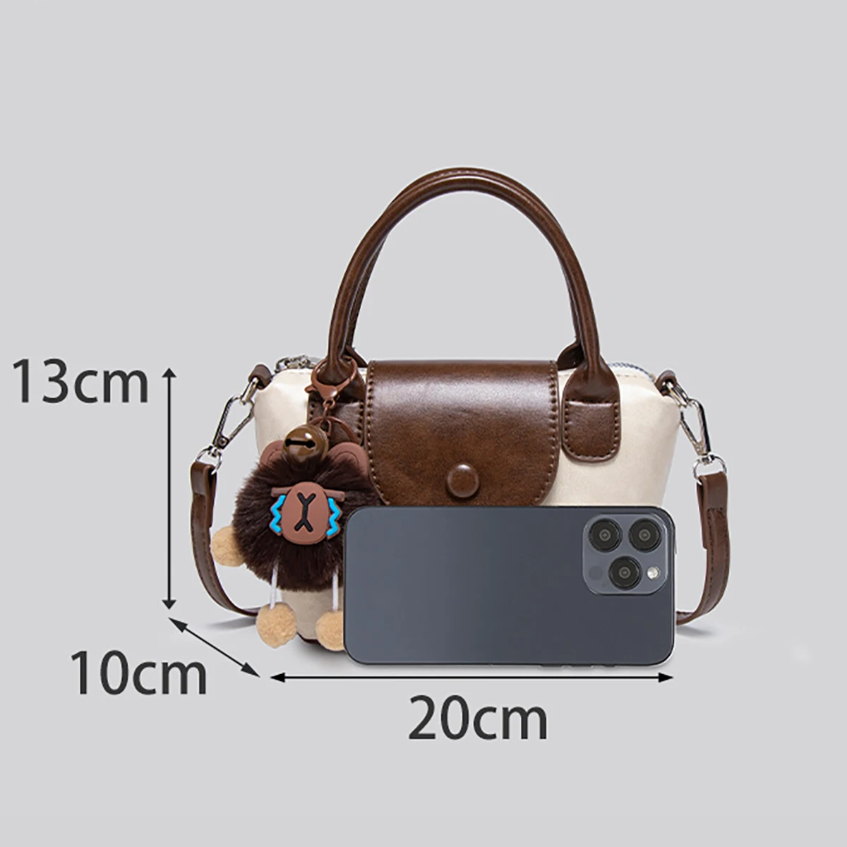 Tas mini patchwork PU, tas selempang wanita, tas kotak kecil untuk bepergian, dengan liontin boneka dan bola bulu