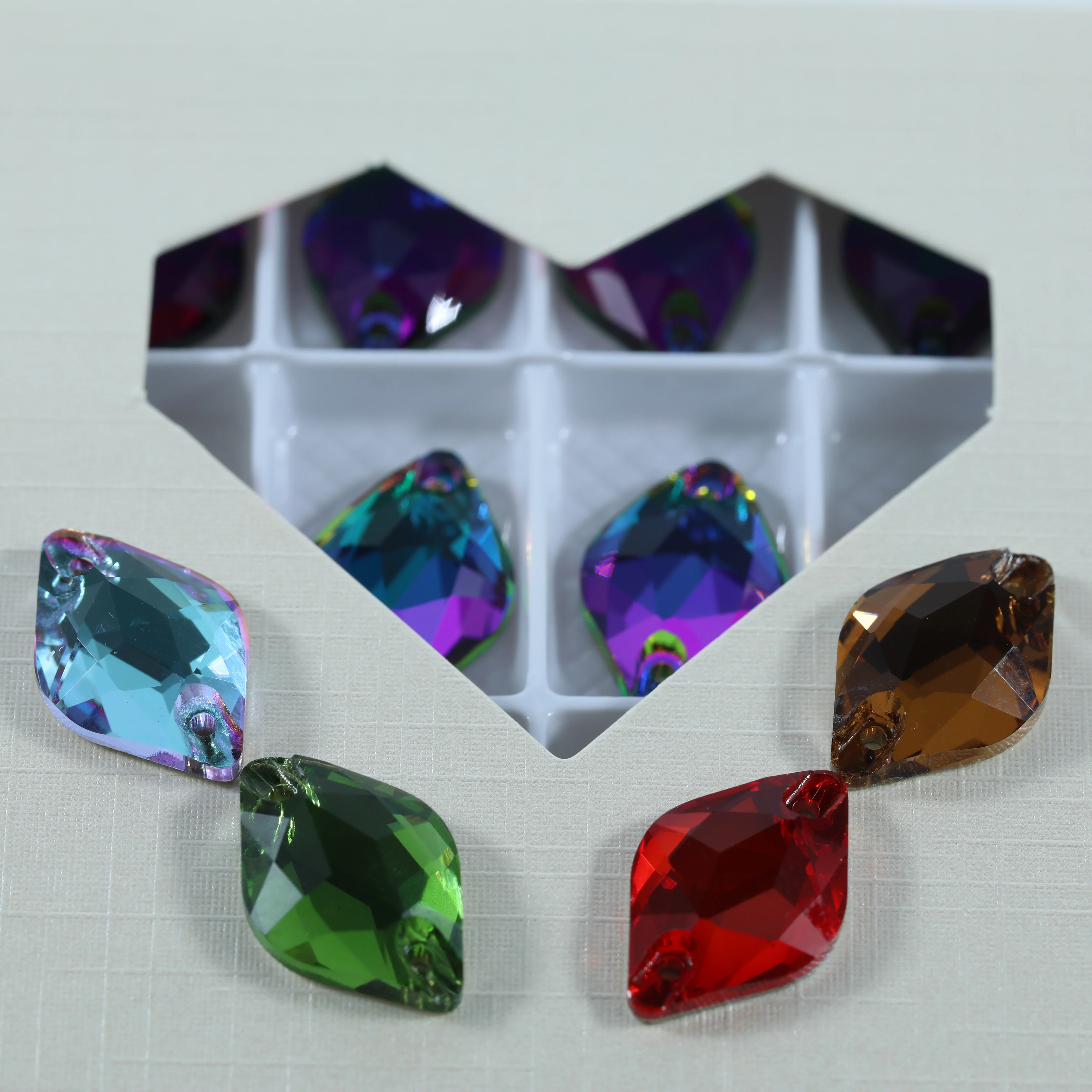 Funkelnde Strasssteine, weiß beschichtet, Zitronenform, zum Aufnähen, 3211 Premium-Glaskristall für Nagelkunst, Kleidung, DIY, Taschen, Schuhe, Zubehör. – Detail 2
