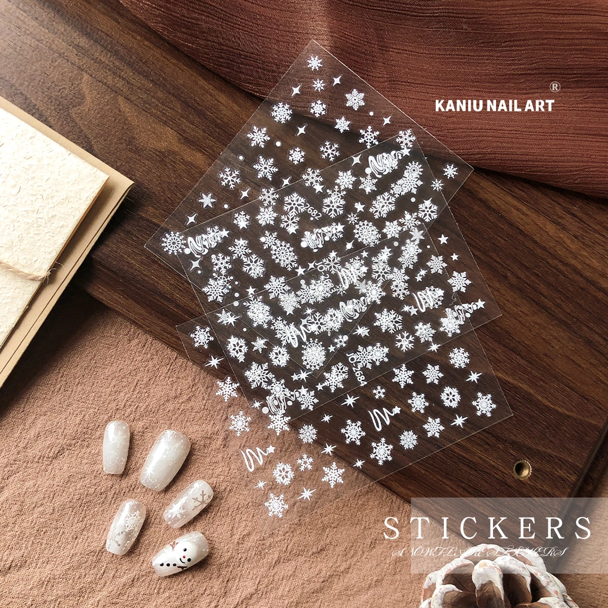 Kaniu 1/4 Uds 5D en relieve ahueca hacia fuera el copo de nieve blanco pegatina de uñas autoadhesiva Navidad invierno decoración de uñas