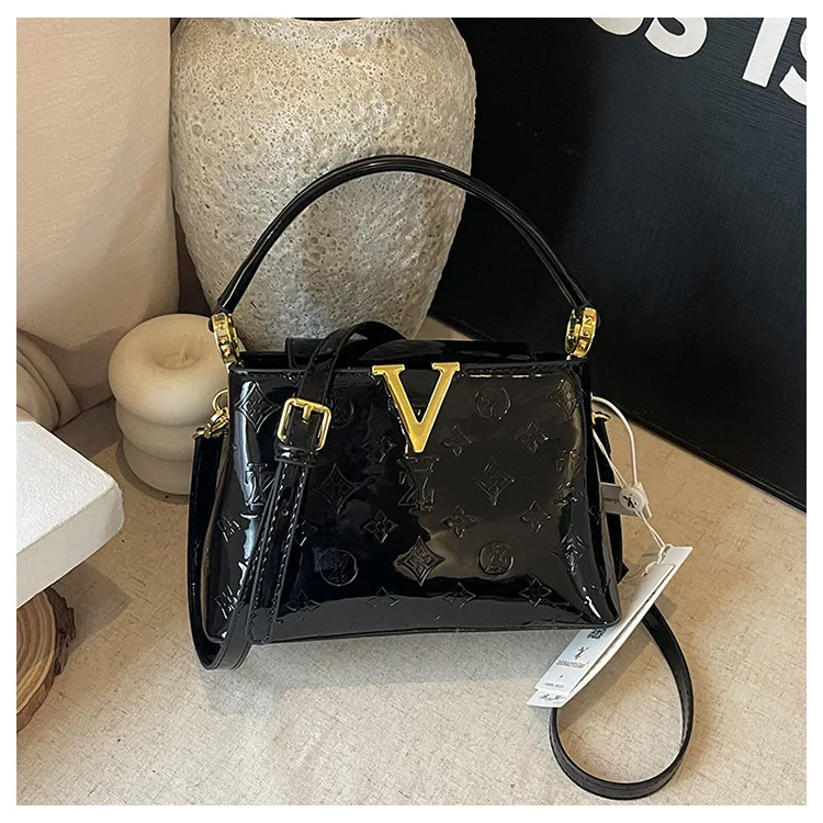 حقيبة نسائية جديدة من الجلد اللامع لعام 2025 - حقيبة كتف منقوشة بحروف وحزام كتف قابل للتعديل للاستخدام اليومي والتواريخ #4