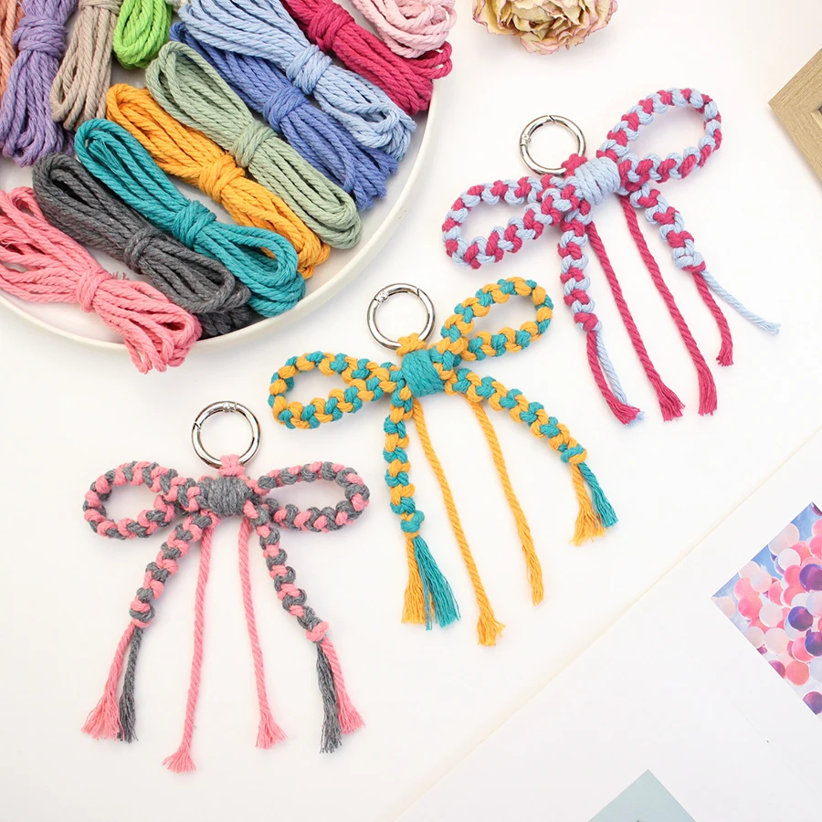 

Набор для начинающих: макраме-брелок, бант ручной работы, вязаный ремешок-подвеска, набор для рукоделия с обучающим руководством