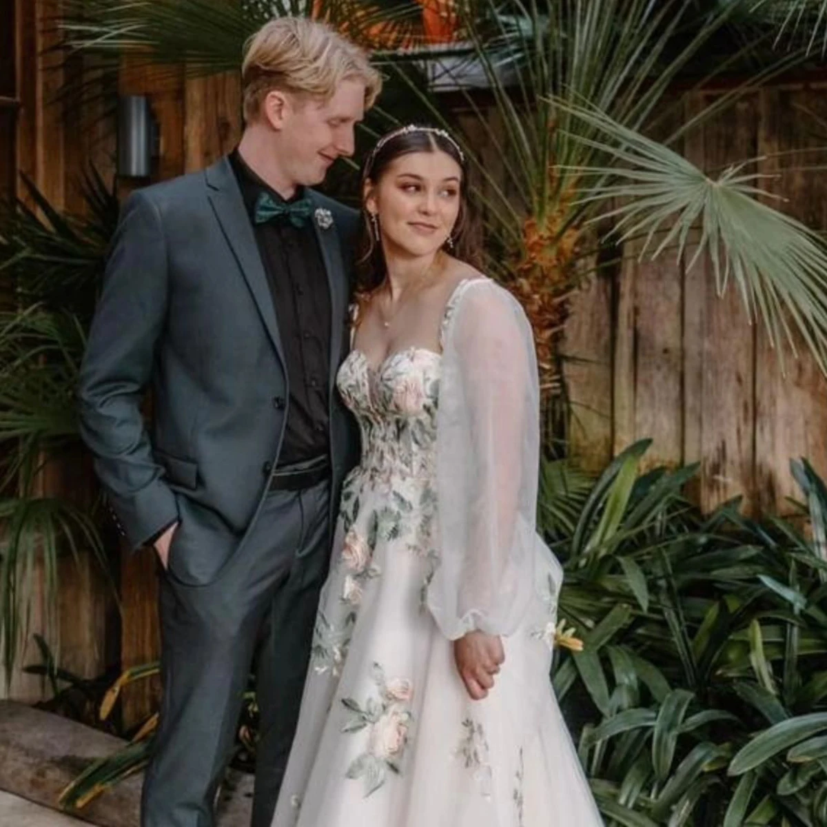 Vestidos de novia florales bordados con mangas largas abullonadas, vestido de novia con escote en forma de corazón con apliques personalizados de talla grande y cremallera