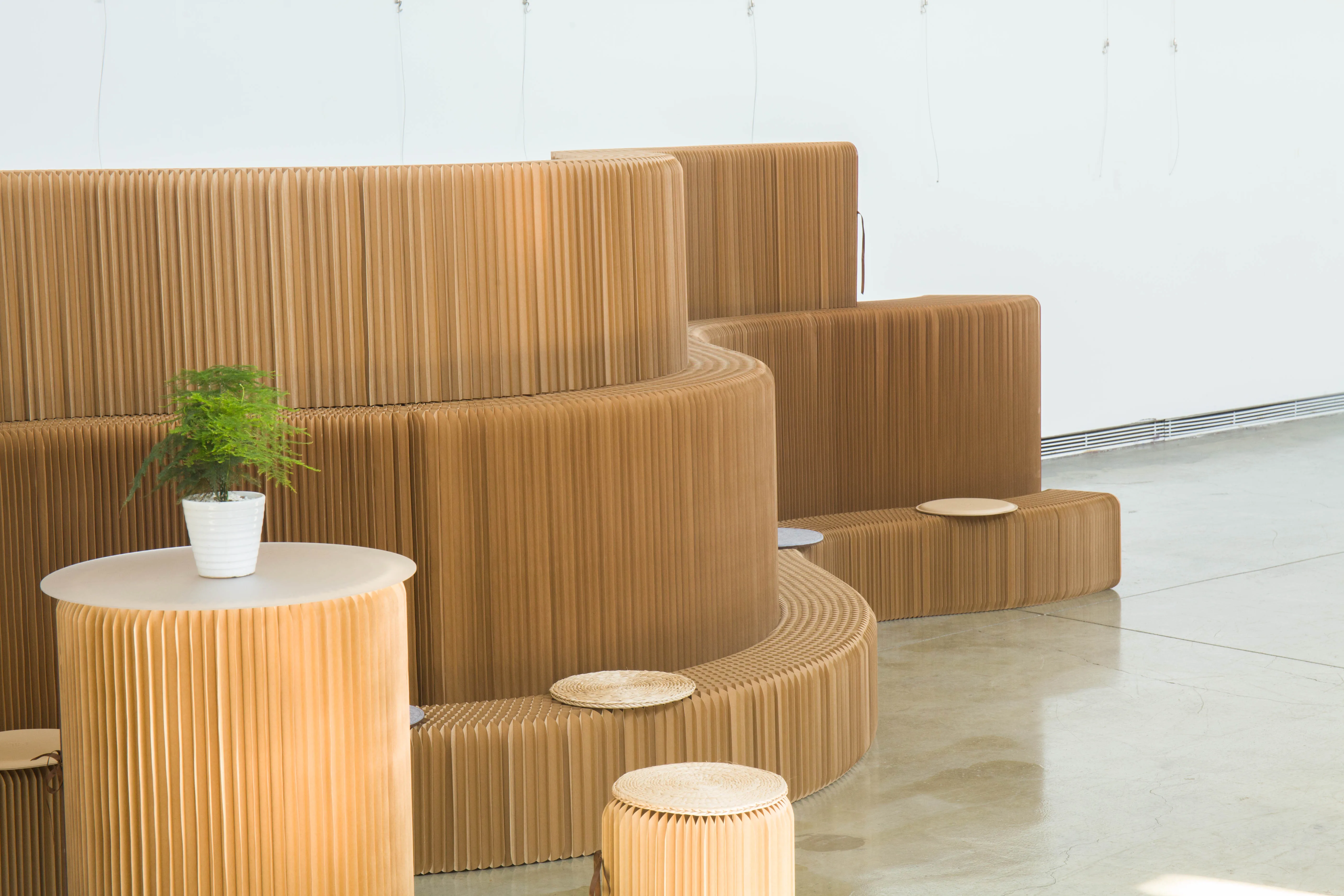 2m Height Honeycomb Cardboard Room Divider Flexible Paper Partition Customized Room Divider For Retail Store Showroom Exihition