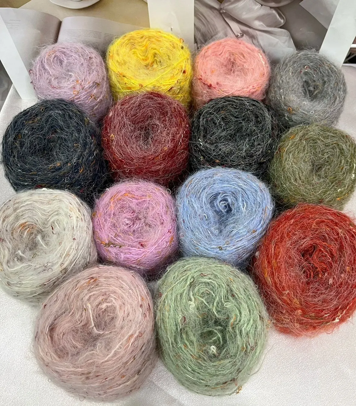 

1 упаковка содержит 4 мотка, 200 граммов, винтажная фантазийная пряжа из мохера, переливающаяся пряжа с петлями, средней толщины, на ощупь мягкая и приятная, подходит для ручного вязания крючком, для поделок своими руками, может использоваться для изготов