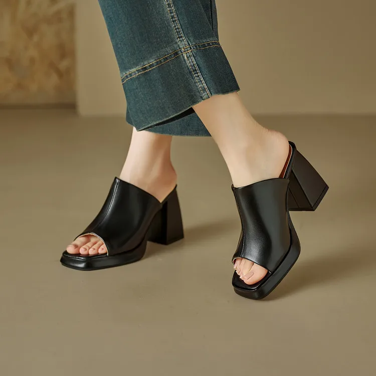 In The Summer of 2026, The New Women's High-heeled Sandals Are Open-toed, and The Simple and Comfortable Slippers Are 32-46. view 5