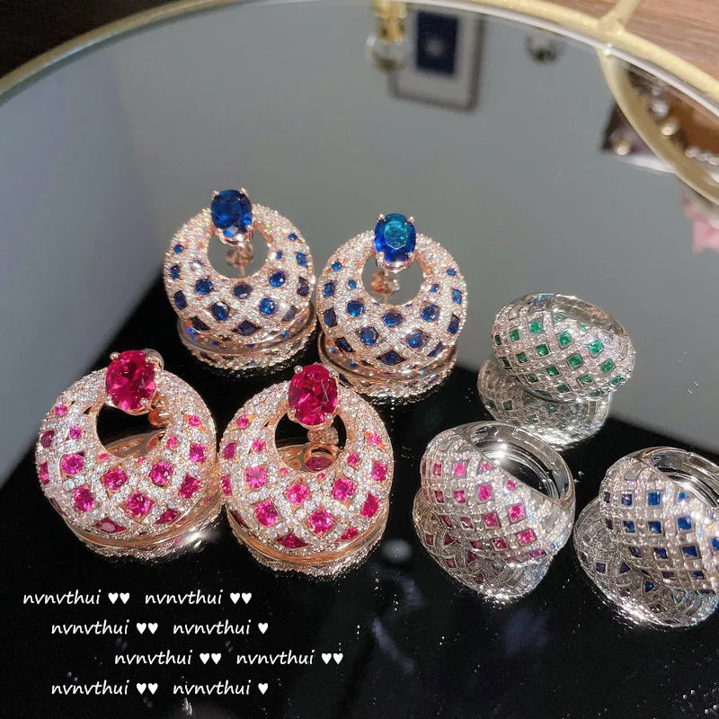 

Серьги-кольца с розовыми камнями, покрытые 18-каратным золотом, и набор геометрических колец с аквамариновыми цирконами