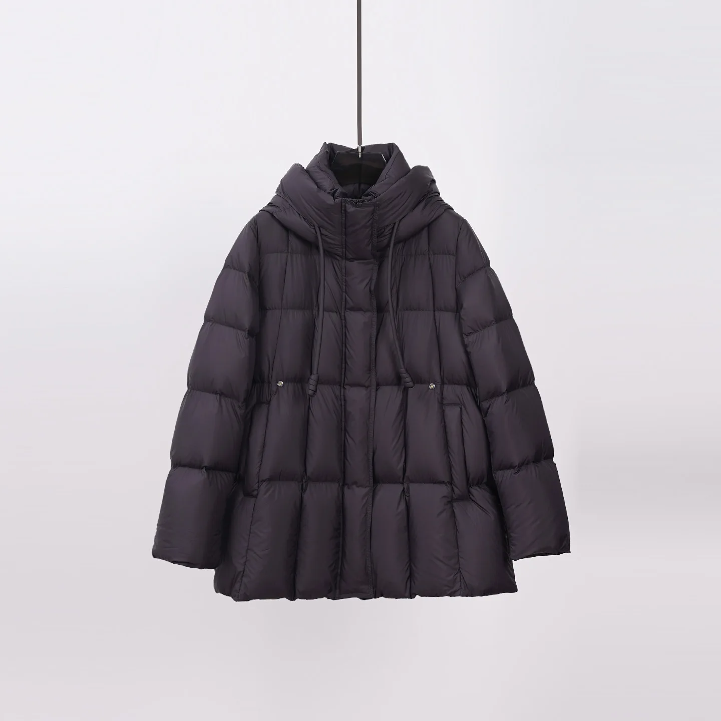 Moda autunno/inverno: piumino d'oca di media lunghezza aderente in vita con cappuccio leggero e non volto al 95% in piuma d'oca bianca per le donne