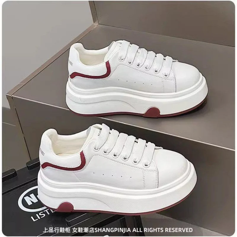 Zapatillas de deporte blancas de suela gruesa a la moda para mujer primavera y otoño nuevo estilo diseño personalizado funcional deportes Casual versátil