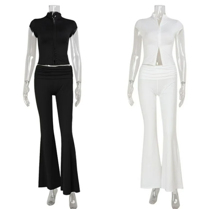 

Комплект женской одежды: укороченный топ с высоким воротником и короткими рукавами, а также брюки-клеш с низкой талией, однотонный, облегающий крой.