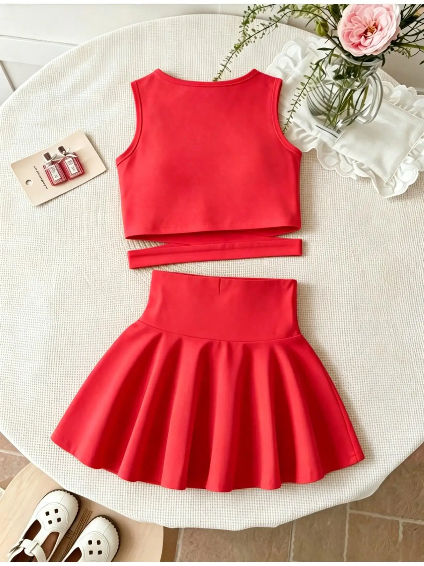 Mädchen-Set aus süßem, schmal geschnittenem, einfarbigem, ärmellosem Crop-Top und hochtailliertem, plissiertem Skaterrock aus weichem Stoff für Tanztraining und Sommerkleidung. – Detail 3