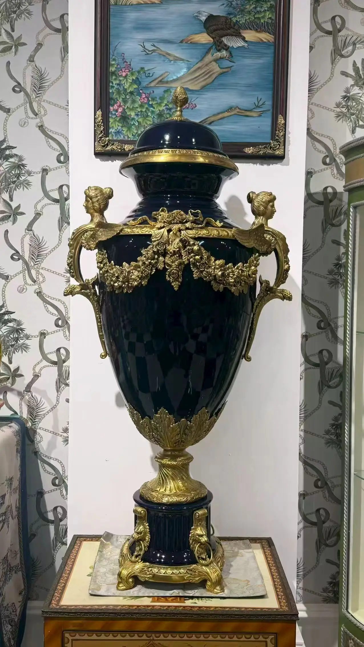 Exquisite porcelain decorations, aristocratic decorations