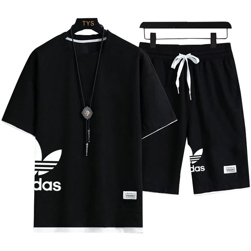 

The new men's short-sleeved T-shirt and shorts set, with a round neckline and multiple colors, embodies a casual style.