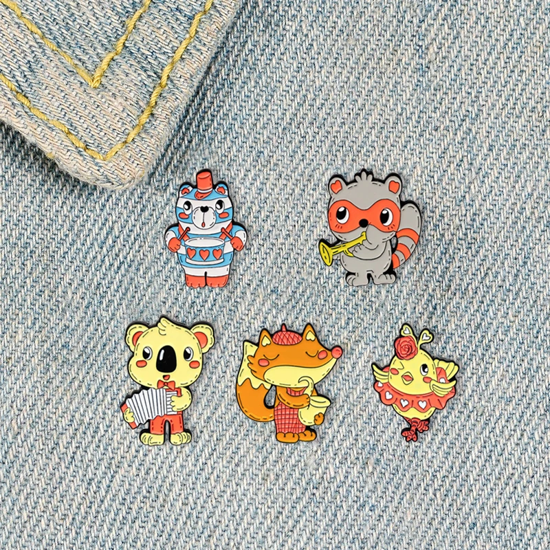 Pin de esmalte de instrumentos musicales de animales de dibujos animados, Pin de zorro, mapache, Koala, león, oso, pájaro, broches de concierto, insignia, regalo de joyería para niños