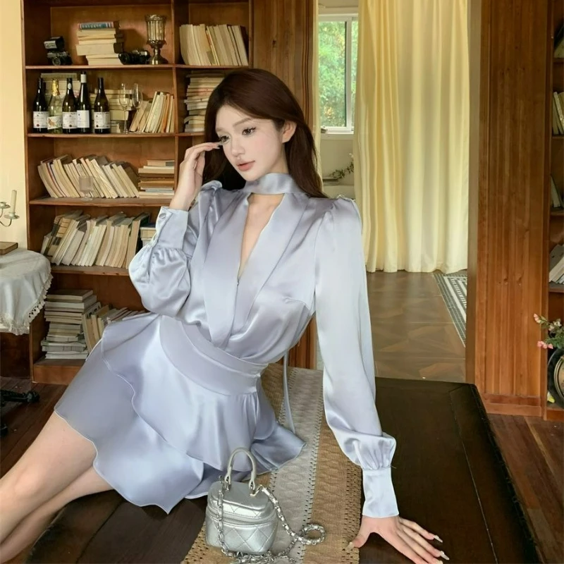 

Новый модный высококачественный комплект в женском стиле 2026, весенне-осенняя юбка трапециевидной формы, костюм из двух предметов, однотонная рубашка с v-образным вырезом для женщин