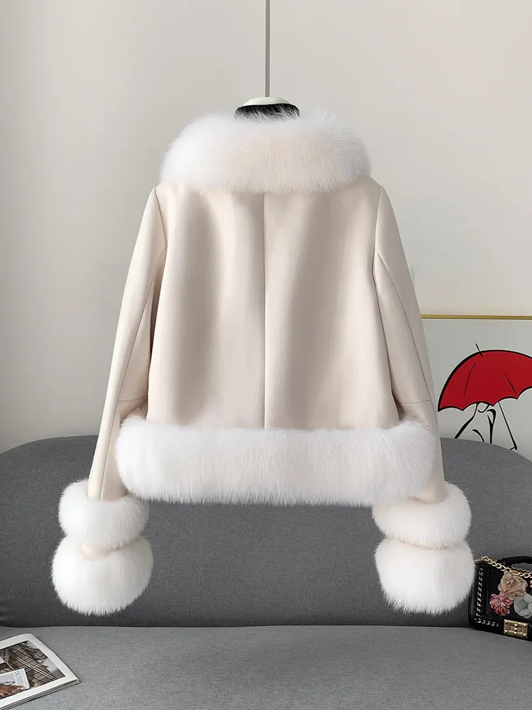 Neue kurze weiße Gänsedaunenjacke aus Fuchspelz und Wildlederfellmantel für junge und modische Frauen im Winter 2025