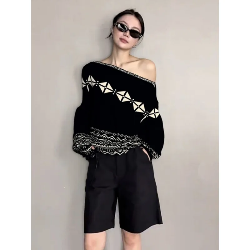 

Ранняя осень, популярный стиль, ленивый стиль, высококачественный топ с наклонными плечами и открытыми плечами, носимый с черным свитером, женский пуловер