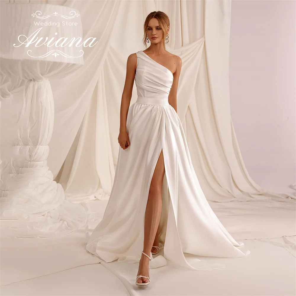 فستان زفاف Aviana بكتف واحد على شكل حرف A مخصص بفتحة جانبية عالية سويب تراين بدون أكمام بطول الأرض وكشكشة تصميم بسيط