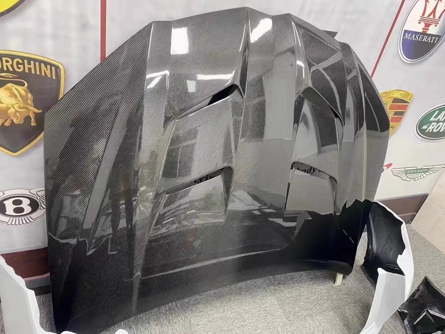 Большой комплект объемного звучания премиум-класса ForLamborghini Urus Modified Mansor со всеми углеродными волокнами