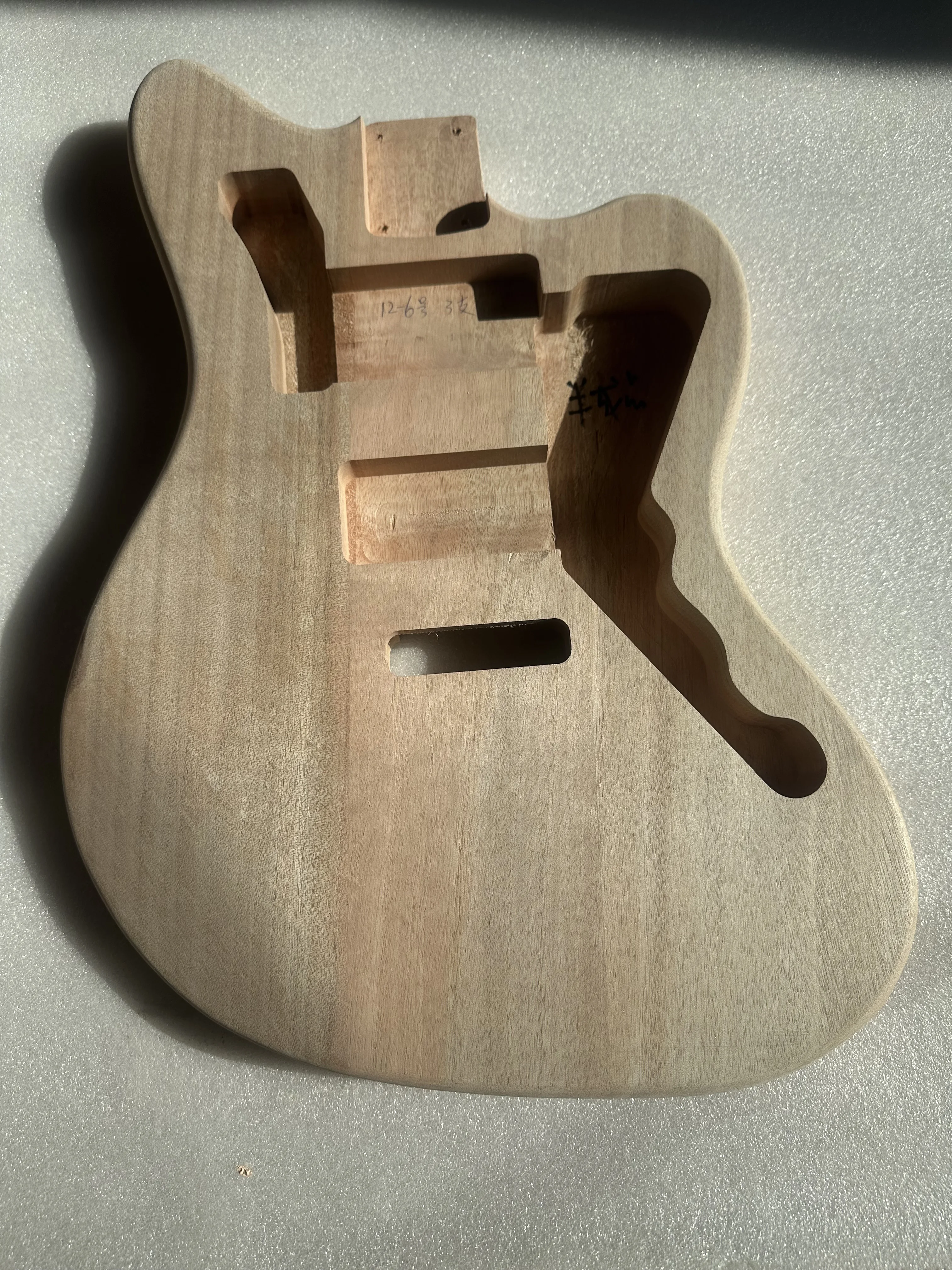 

Electric Guitar Body HH Pickups,Costomized, Natural Color,Solid Mahogany Wood,Fit for 25.5 "Neck, DIY Parts, Replace Accessories