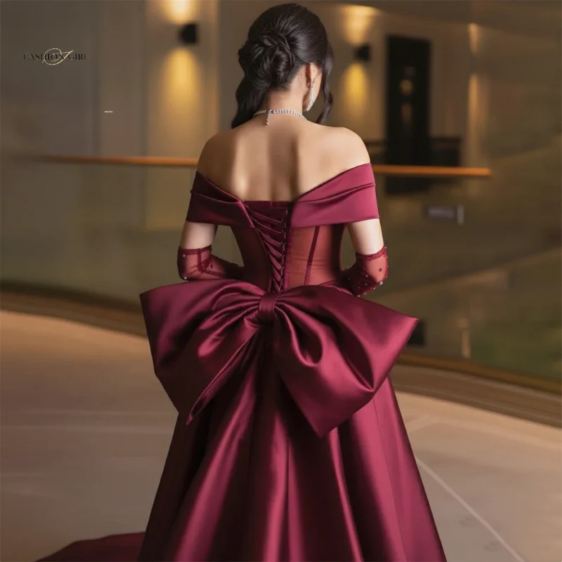 Abito da ballo stile sirena tinto rosso vino bordeaux con gonna lunga con spalle scoperte con fiocco e abbellimenti di perline lucide sulle maniche