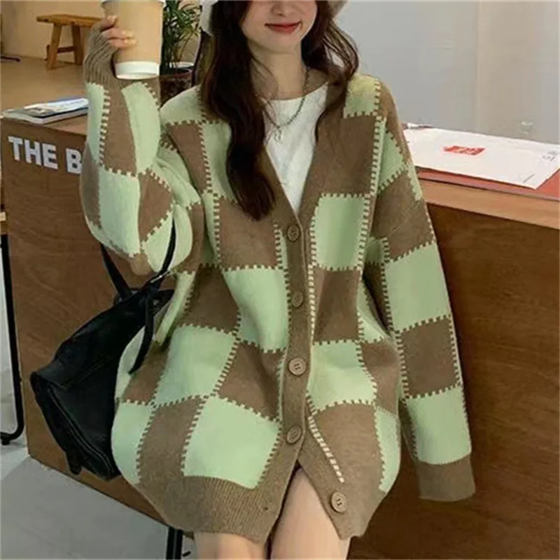 Jesienna sweter dziergany damska koreańska modna w stylu Retro w kratę z dekoltem w szpic jednorzędowa luźna kardigan typu Oversized kurtka