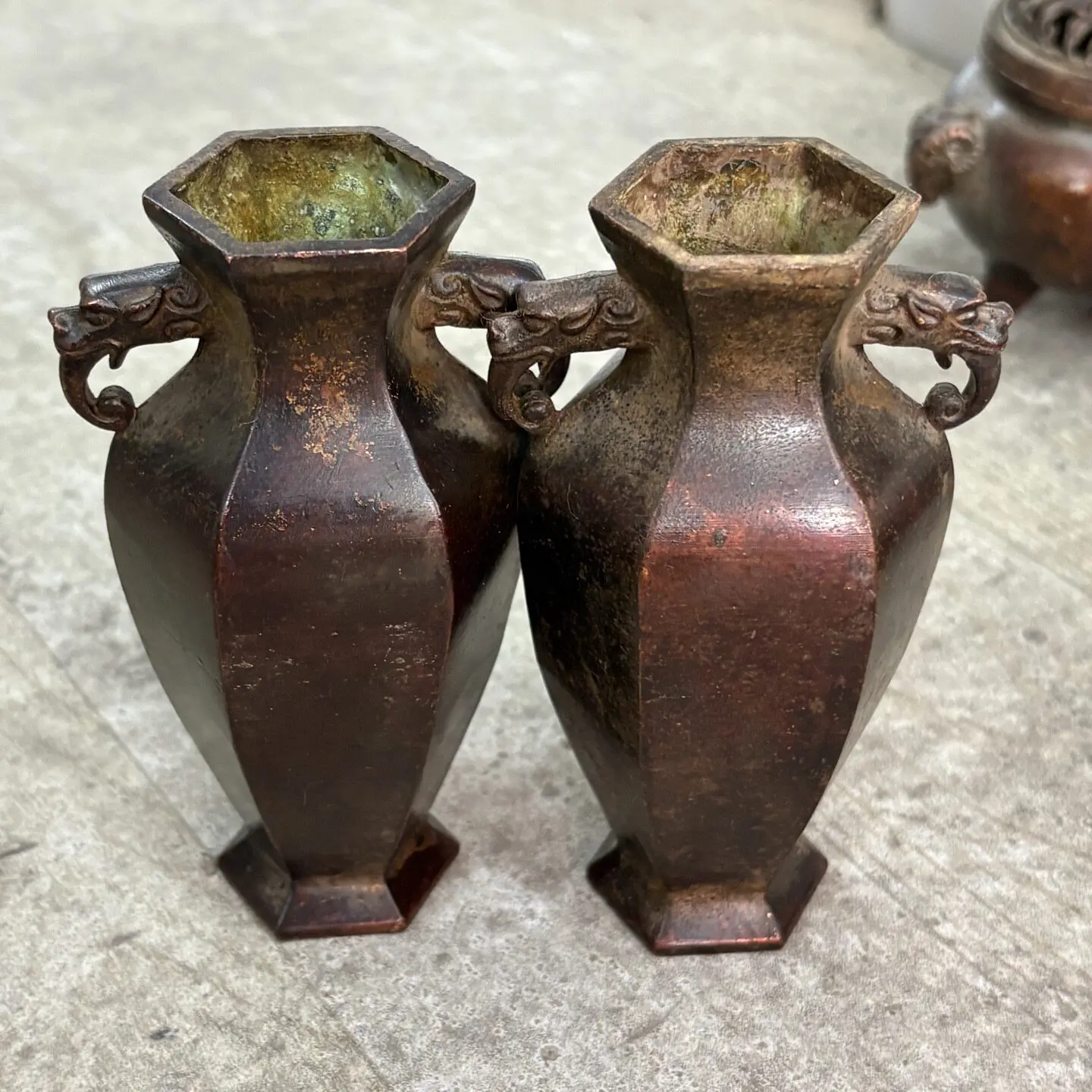 Rural Tao Shuanglong Ear Xuan bottom vase A pair of retro alloy copper vases Home desktop decoration Collection ornament