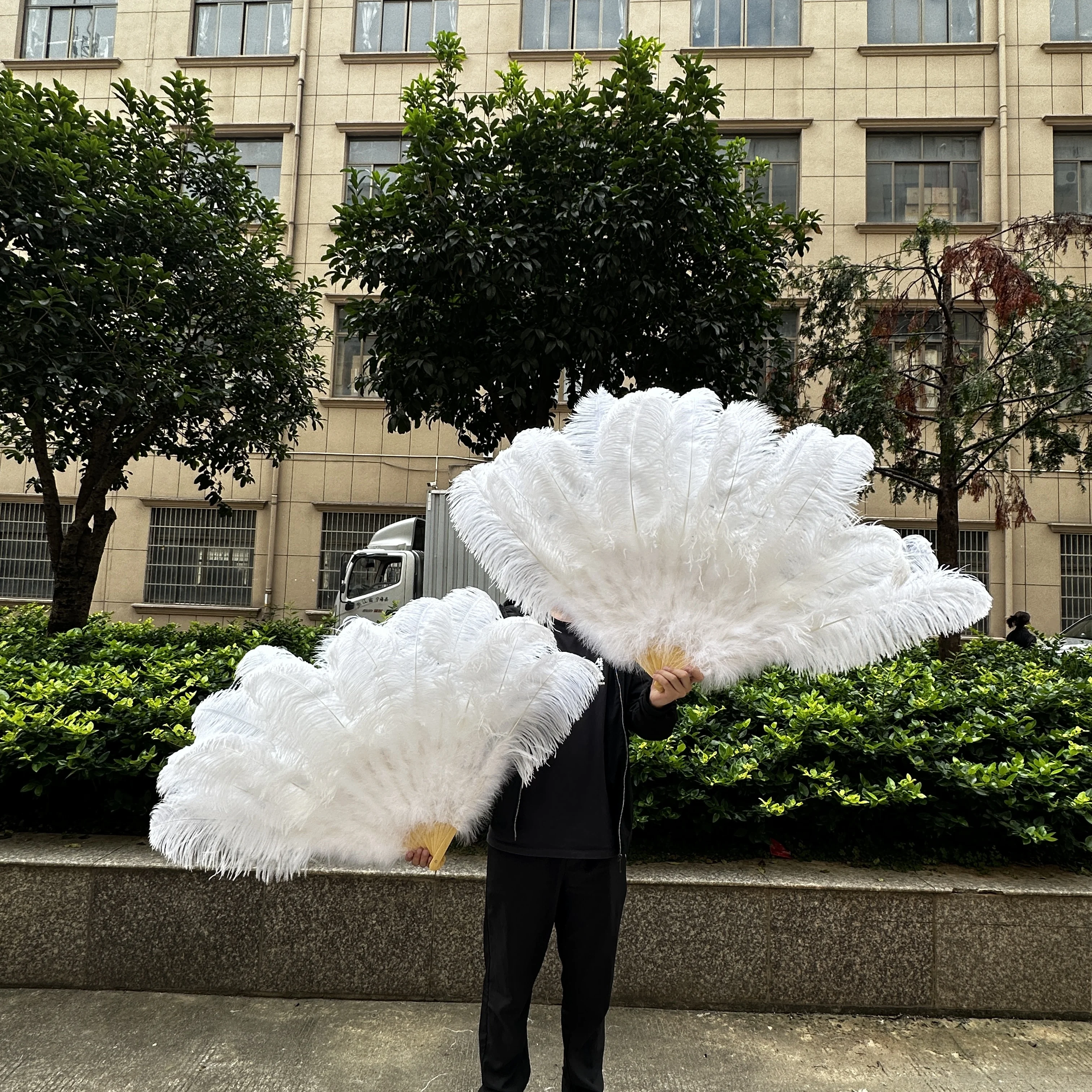 Imagem -05 - Dobrável White Avestruz Feather Fan Grande Hand 13bone Artesanatopara Performance de Palco Dancer Show Adereços para Festa de Casamento Fãs