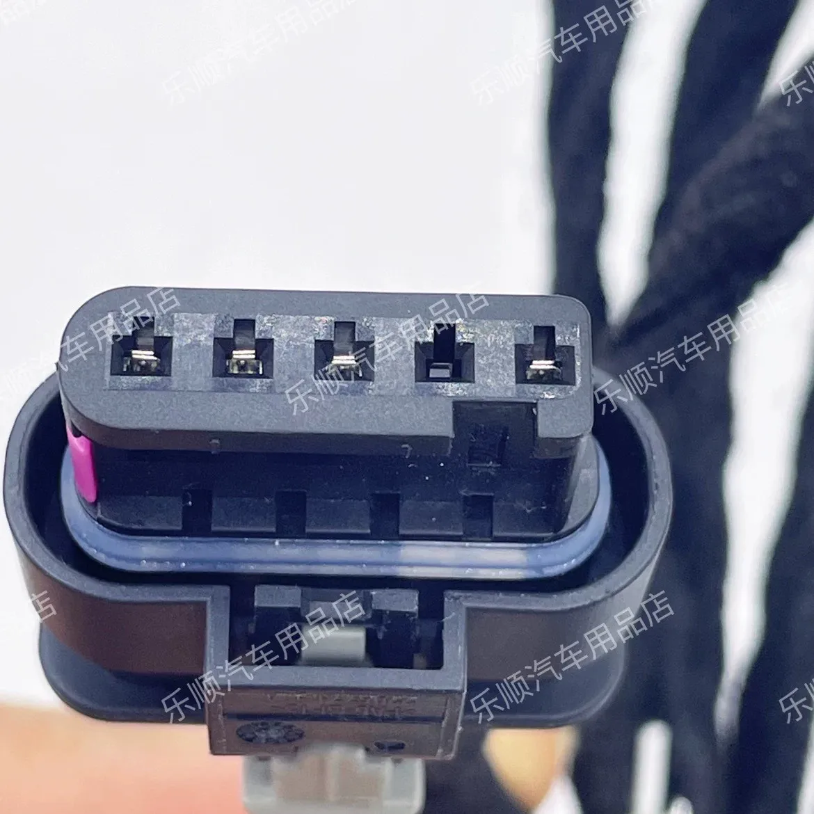 Compatible to Tesla Model Y's navigation lights - non-destructive adapter cable
