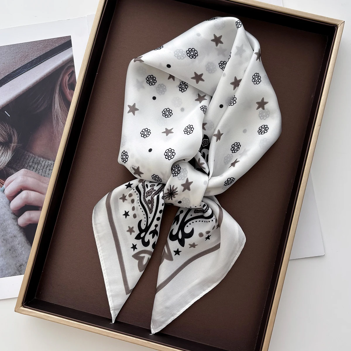 Luxuriöser, quadratischer Schal (70 x 70 cm) für Damen, im Retro-Stil, als Schal, Halstuch, Bandana oder Hijab, aus weichem, strapazierfähigem Stoff, ideal für den täglichen Gebrauch. – Detail 5