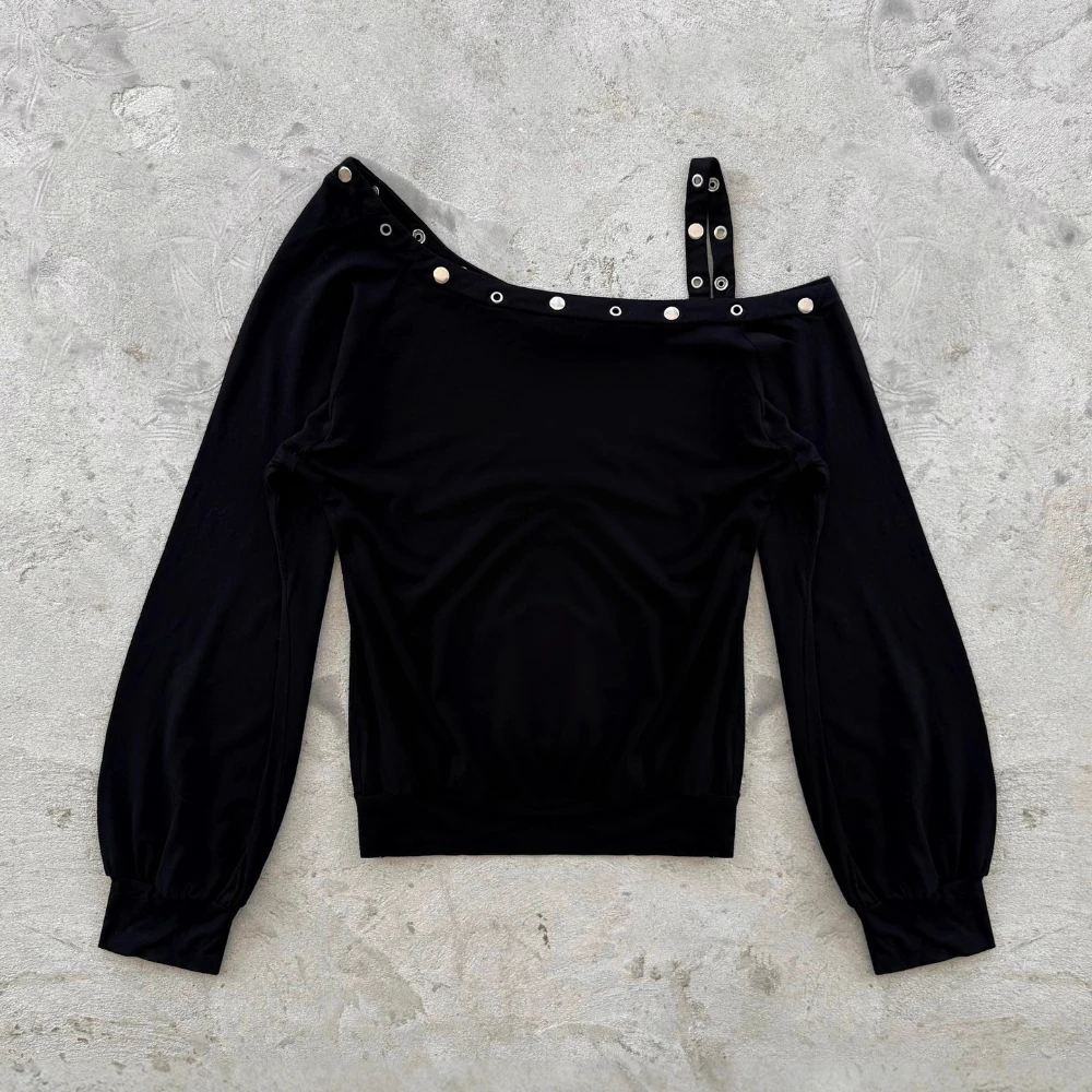 

Y2k осенняя новая индивидуальная футболка с заклепками, черная утягивающая темпераментная футболка с косыми плечами, женский тонкий универсальный топ для похудения, стиль