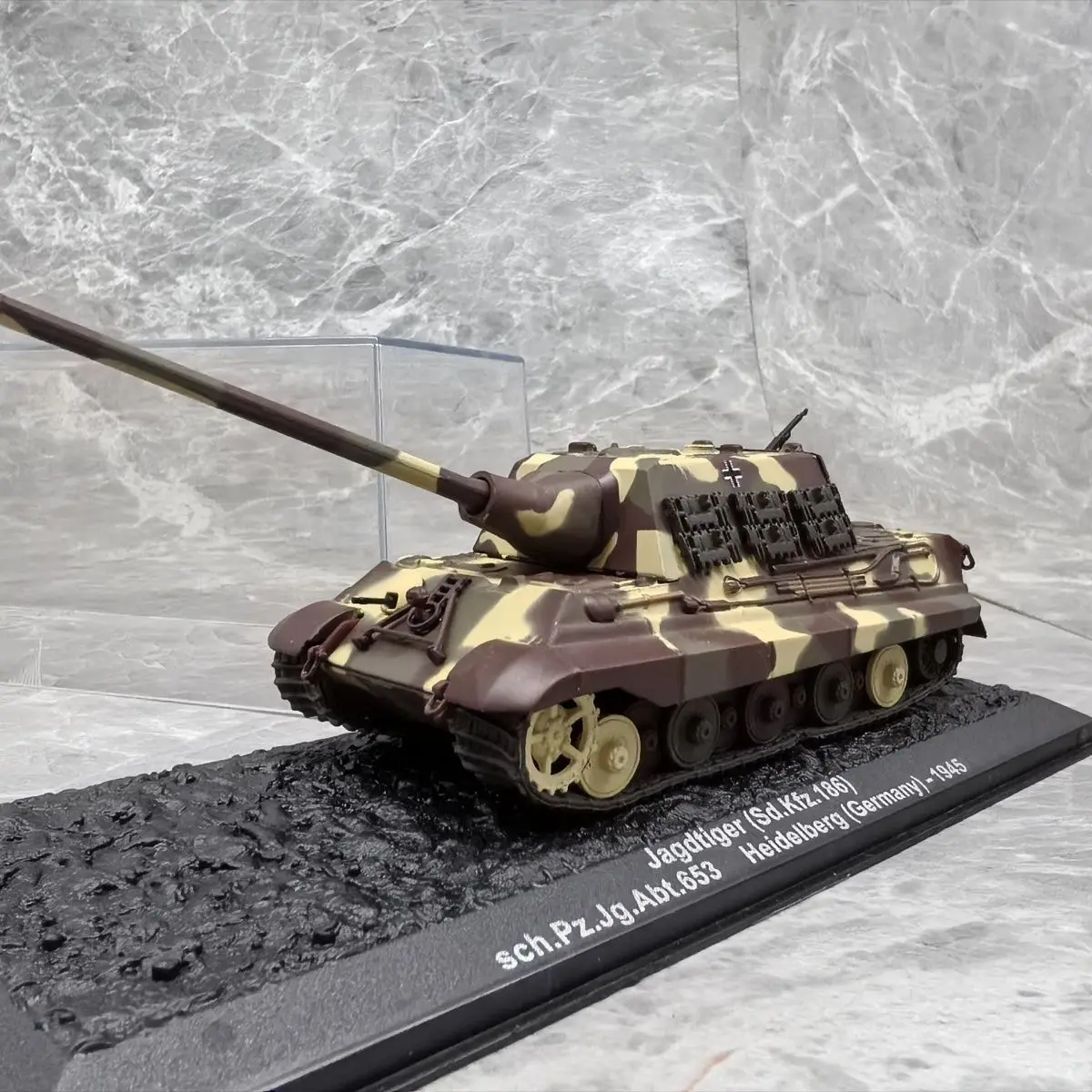 

Модель-украшение немецкого истребителя танков Jagdtiger 1945 года в масштабе 1/72 (основной корпус из сплава + пластиковые детали)