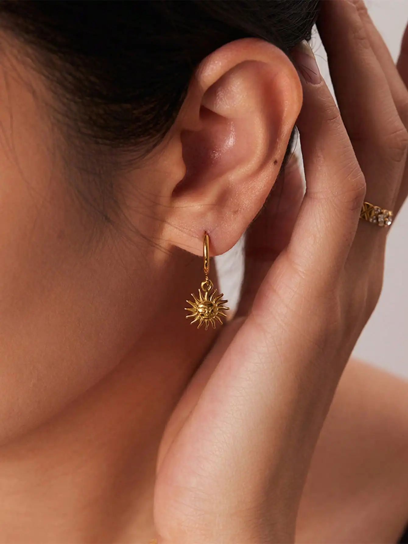 

1pair Of Stainless Steel, Waterproof And Anti-Fading, Vintage Gold-Colored Sun-Shaped Earrings Suitable For Daily Wear By Women
