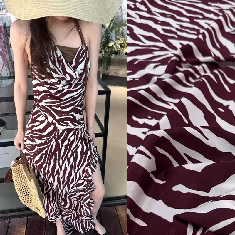 

Бело-темно-красная шелковая крепдешинная ткань с принтом в полоску зебры, мягкая эластичная шелковая ткань из спандекса для шитья платьев, пижам R2561