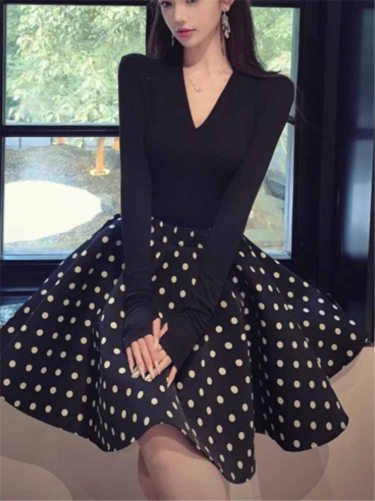 ชุดเดรสวินเทจสไตล์เฮปเบิร์นสีดำ 2 ชิ้น เสื้อยืดคอวีแขนยาวทรงเข้ารูป & กระโปรงทรงพองลายจุดเอวสูง ชุดเข้าเซ็ต 2 ชิ้น