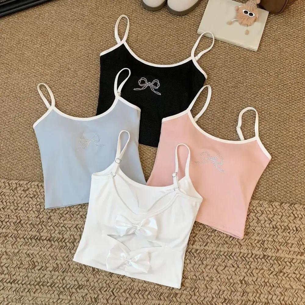 Modna, pikantna koszulka na ramiączkach z wkładkami, patchworkowa, ażurowa, z kokardą z dżetów, bez rękawów, z odkrytymi plecami, damska kamizelka na ramiączkach.