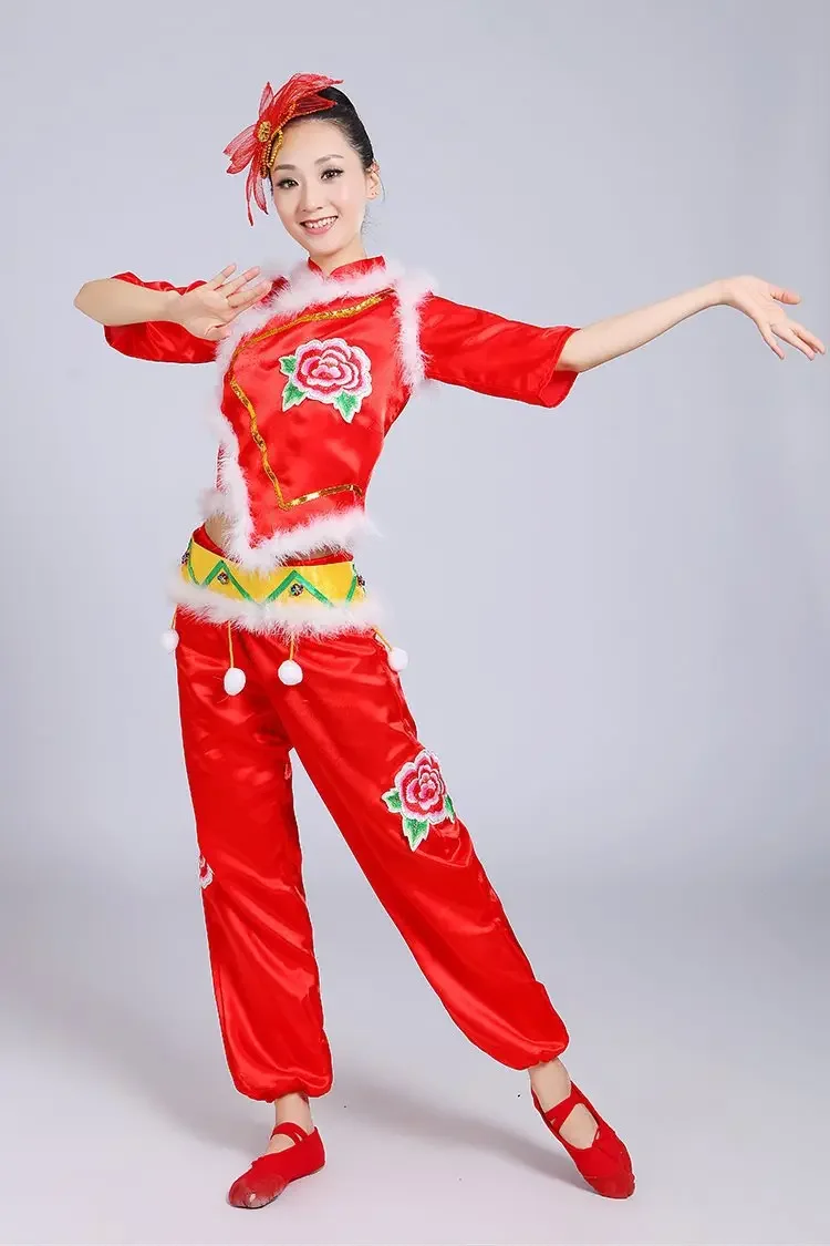 

Gathering together, the Yangko costume starts with a red performance costume for female adults, and the Yingshan red celebrates