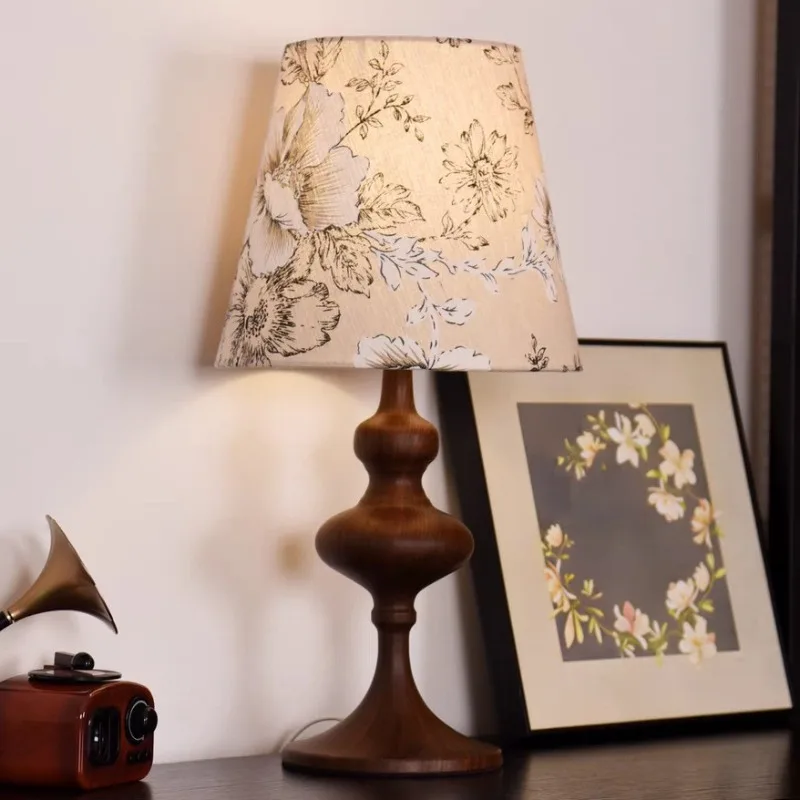 French retro fabric desk lamp, bedside high-end feeling, decorative atmosphere desk lamp