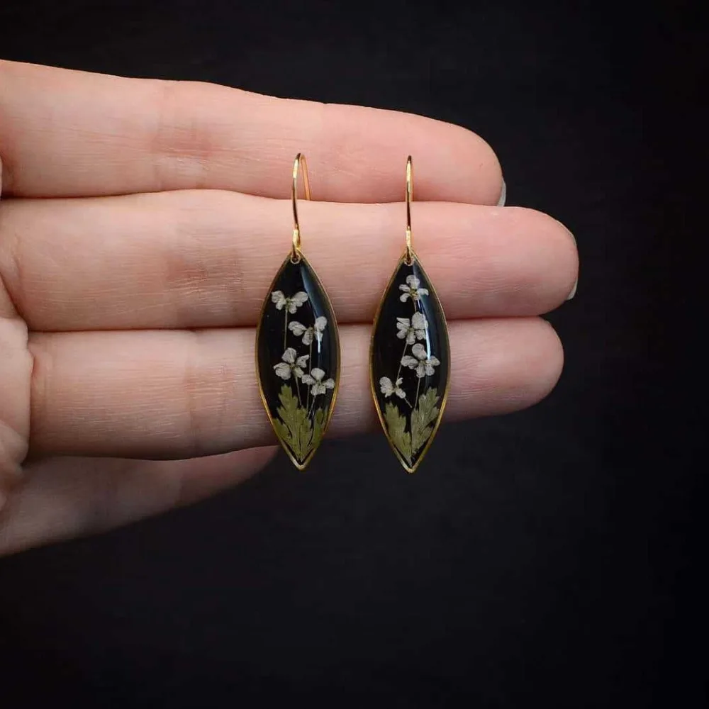 Retro Bohemia Oval Epoxy Resin Grassland White Small-flowered Plant Dangle Earrings for Women Dried Flower Specimen Jewelry Gift