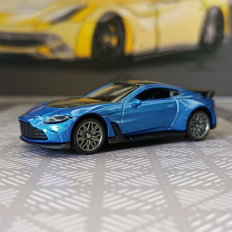 Modelo de coche de simulación a escala 1:64 del Aston Martin V12, superdeportivo de aleación, rico en detalles, finamente elaborado y de buena calidad.