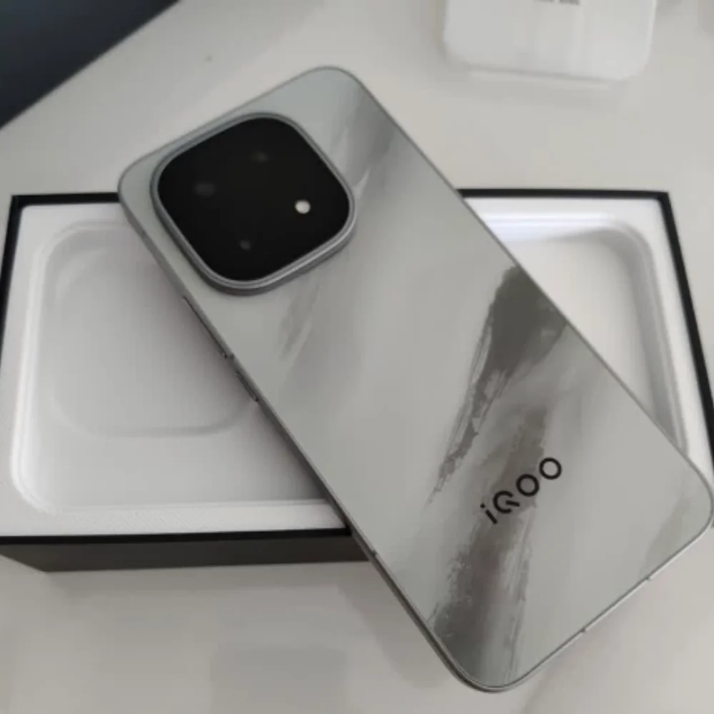 بطارية ViVO iQOO 15 بقدرة 7000 مللي أمبير في الساعة 100 وات SuperVOOC 40 وات لاسلكية 6.85 بوصة AMOLED 50MP OIS Snapdragon 8 Elite Gen5 IP68 IP69 NFC OTA #6
