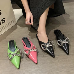 Buty designerskie damskie metalowe Bowknot Mule slajdy moda damska szpiczasty nosek Slip-on sandały luksusowe odkryte płaskie kapcie w kolorze różowym