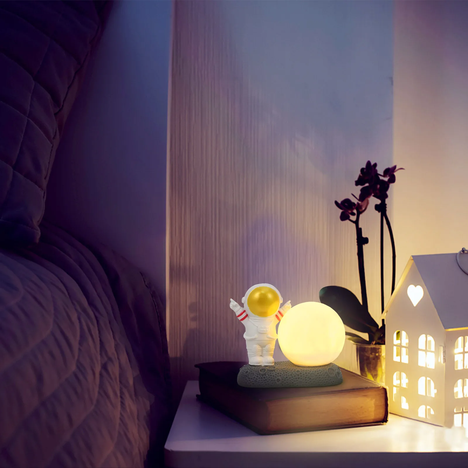 

Astronaut Night Light Golden Resin Decor Mini Spaceman nament Children Room Desktop Atmosphere Lamp Safe Button Powered
