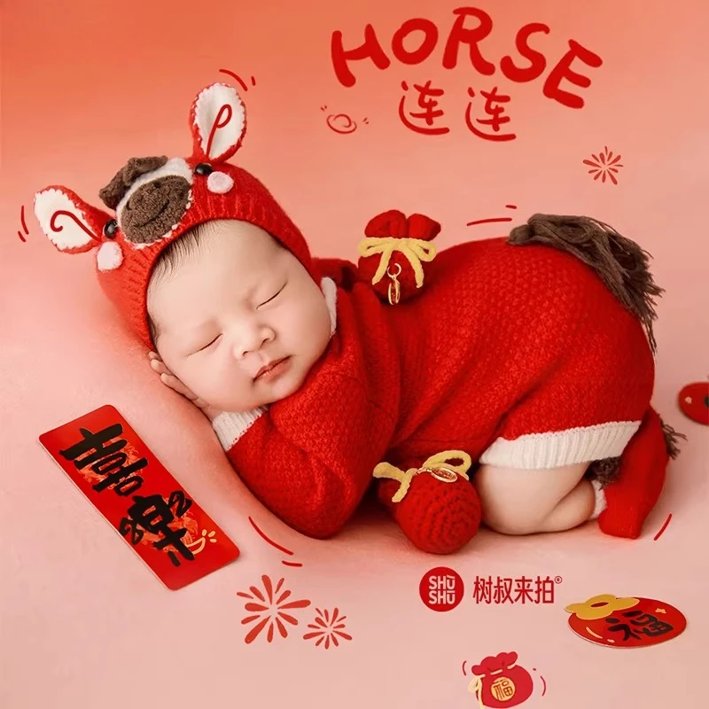 Alat Peraga Fotografi Bayi Baru Lahir Merah 2026 Set Tema Tahun Baru Imlek Kuda Pakaian Boneka Kuda untuk Pose Latar Belakang untuk Pemotretan Fotografi