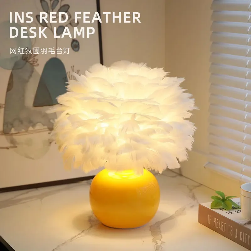 Lampe de Table en Plumes de Style Nordique, Luminaire Décoratif d'Nik, Idéal pour un Salon, une Chambre à Coucher ou un Bureau