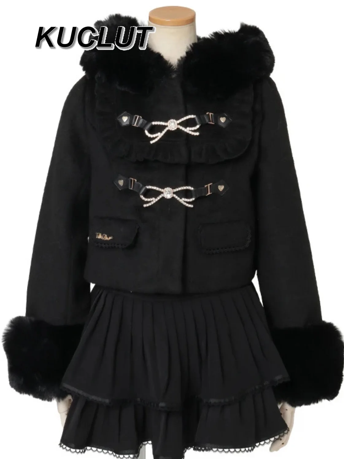 2025 جديد الشتاء الدافئة السترات فام الفرنسية الحلو تصميم القوس المرأة معطف مقنع القلب الجلود زر قصيرة معاطف الصوف السميك