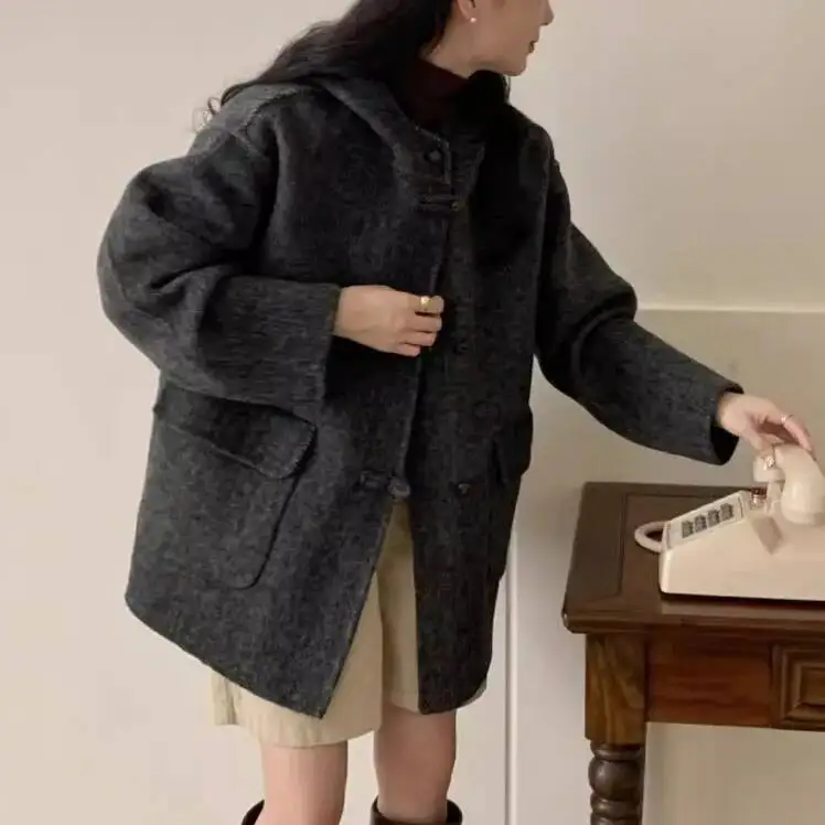 Nowa dwustronna kaszmirowa luźna damska bluza z kapturem zapinana na guziki, średniej długości, krótki płaszcz wełniany na jesień i zimę 2025.